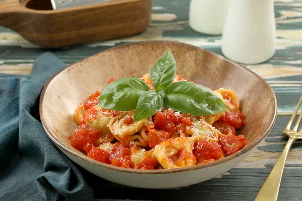 Tortellini Macarrão Italiano Com Molho Tomate Queijo Mussarela — Fotografia de Stock