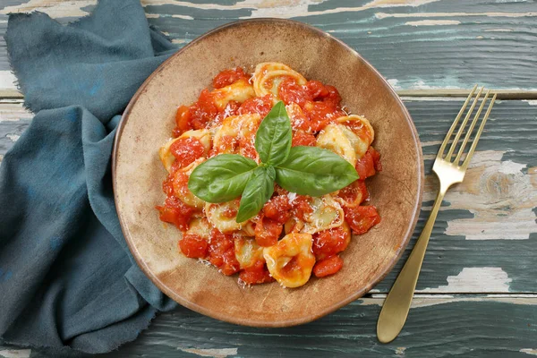 Italiensk Pasta Tortellini Med Tomatsås Och Mozzarellaost — Stockfoto