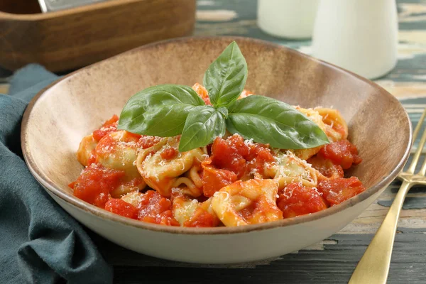 Italiensk Pasta Tortellini Med Tomatsås Och Mozzarellaost — Stockfoto