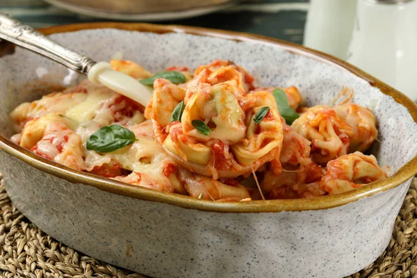 토마토 소스와 모차렐라 치즈를 곁들인 이탈리아 파스타 — 스톡 사진