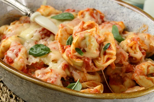 Italiensk Pasta Tortellini Med Tomatsås Och Mozzarellaost — Stockfoto