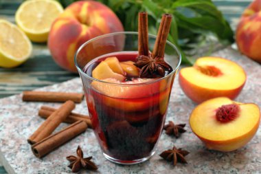 İtalyan yemeği şeftali meyvesi ve kırmızı şarap.