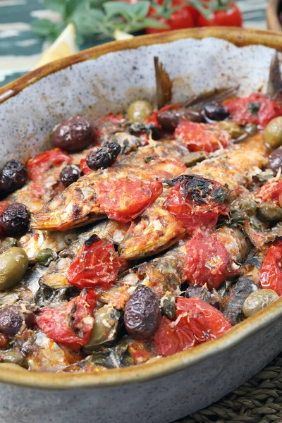 Kokta Sardiner Tomatsås Och Oliv — Stockfoto