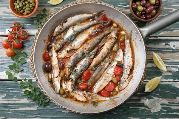 Kokta Sardiner Tomatsås Och Oliv — Stockfoto