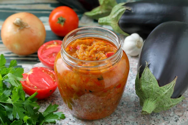 Auberginen Salat Mit Zwiebeln Und Tomaten — Stockfoto