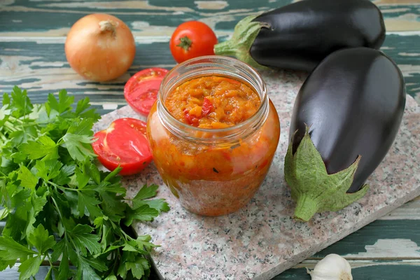 Äggplantssallad Med Lök Och Tomat — Stockfoto