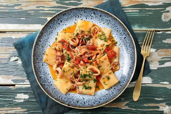 Italiensk Pasta Makaroner Med Bläckfisk Och Tomatsås — Stockfoto