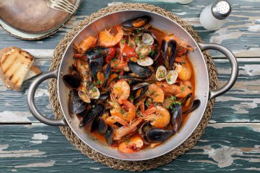 Metal tavada domates soslu deniz ürünleri. 