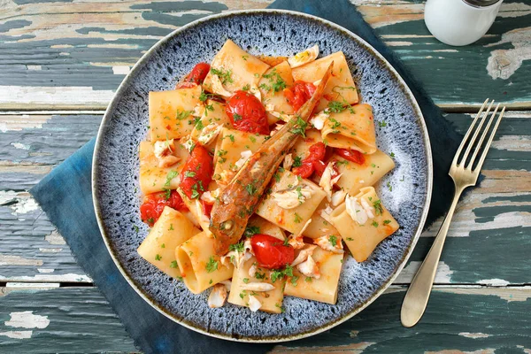 Italiensk Pasta Med Gurkfisk Tomatsås — Stockfoto