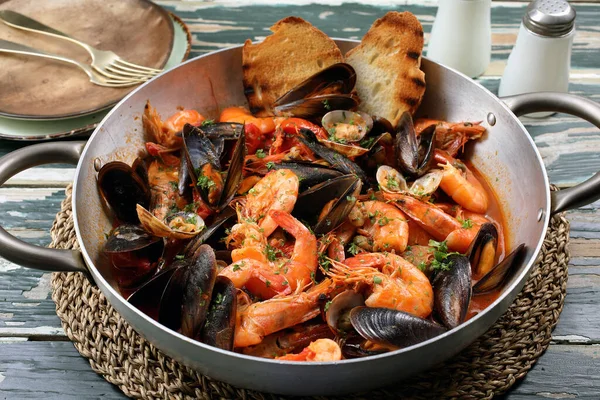 Metal tavada domates soslu deniz ürünleri. 