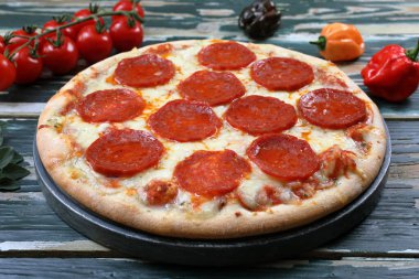 Lezzetli pizza manzarası, lezzetli pizza ve malzeme arka planda.