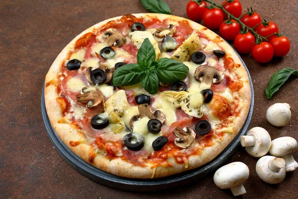 おいしいピザトップビュー 成分の背景とおいしいピザ — ストック写真
