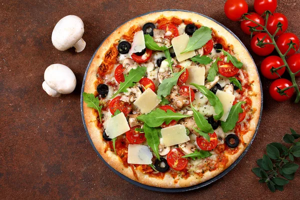 Finom Pizza Felülnézet Finom Pizza Hozzávalókkal Háttér — Stock Fotó