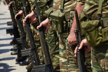 Kamuflaj bir ordu geçit töreninde üniforma giymiş askerler.