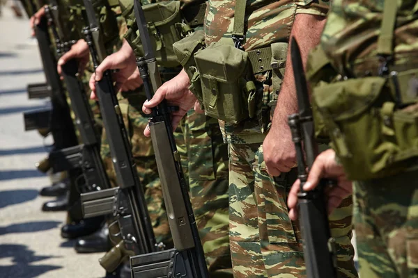 Soldaten Die Gekleed Uniform Een Optocht Leger Camouflage — Stockfoto