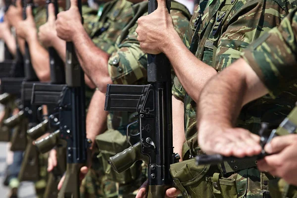 Des Soldats Tiennent Rang Pistolet Main — Photo