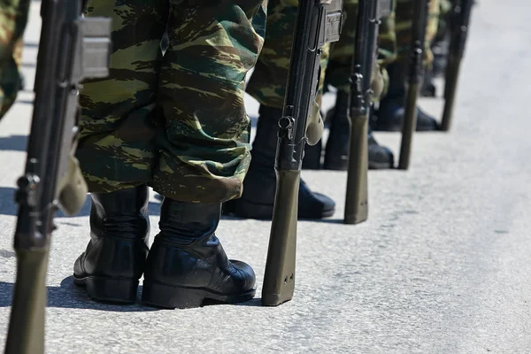 Des Soldats Tiennent Rang Pistolet Main Armée Bottes Militaires Lignes — Photo