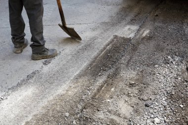 Asfalt Finişer aracını kullanarak yol yapımı sırasında işçi.