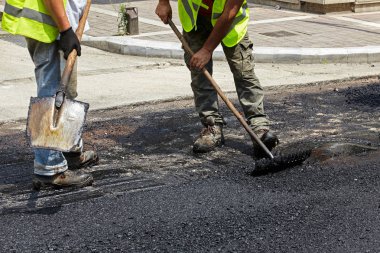 Asfalt Finişer araçlarını kullanarak yol yapımı sırasında işçilerin.