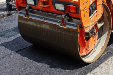 Silindir makine asfalt yol yapımı üzerinde çalışma. 