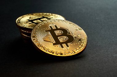 Siyah zemin üzerine altın Bitcoins. Sanal para.