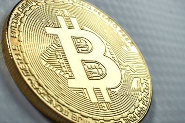 Gri zemin üzerine altın Bitcoin. Sanal para.