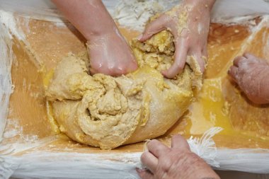 Eller geleneksel yemekler için hamur yoğurma.