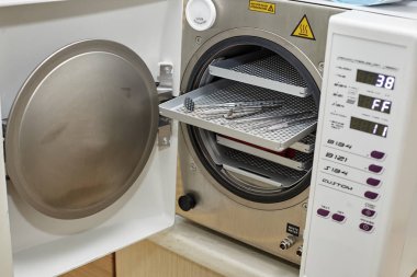 Fırın dişçi araçları sterilize.