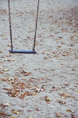 Çocuklar parkta salıncak. Automn oyun alanı.