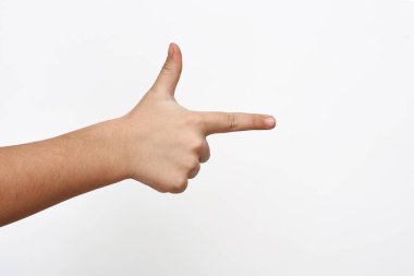 Çocuk el silah işareti yapmak iki parmak gösterir.