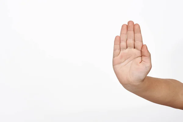 Çocuk el dur işareti gösterir.