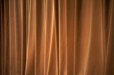 Arka plan olarak bir tiyatro kahverengi perdeleri.