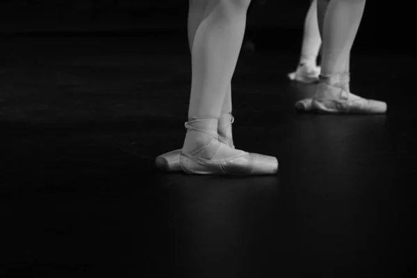 Closeup Πόδια Από Μπαλαρίνες Κατά Διάρκεια Μιας Παράστασης Χορευτές Μπαλέτου — Φωτογραφία Αρχείου