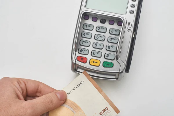 Geschäftsmann Nutzt Zahlungsterminal Mit Bargeld Bezahlen — Stockfoto