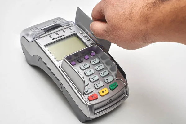 Geschäftsmann Nutzt Zahlungsterminal Mit Kreditkarte Bezahlen — Stockfoto