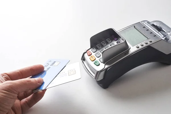 Geschäftsmann Nutzt Zahlungsterminal Mit Kreditkarten Bezahlen — Stockfoto
