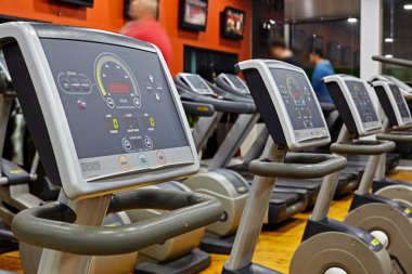 Modern bir spor salonu iç ekipmanları ile. Fitness kulübü eğitim egzersiz bisikletleri ile.