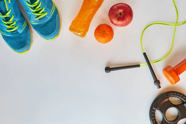 Koncepcja fitness. Owoce, siłownia sprzęt i Odzież sportowa na Zielone Świątki — Zdjęcie stockowe