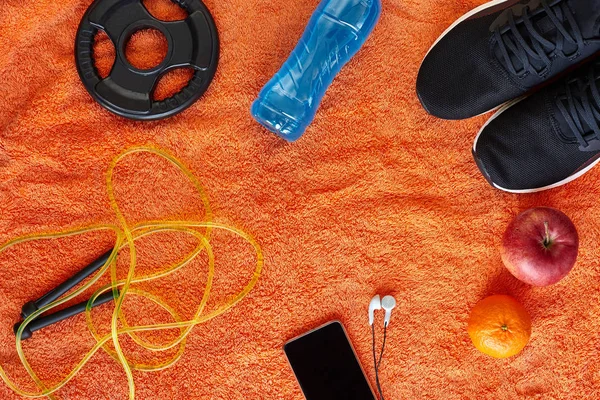 Koncepcja fitness. Owoce, siłownia sprzęt i Odzież sportowa na oran — Zdjęcie stockowe