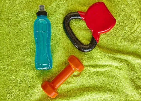 Koncepcja fitness. Sprzęt do ćwiczeń i Odzież sportowa na zielony ręcznik — Zdjęcie stockowe