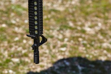 Askerin silahı ground.Military kavramı.