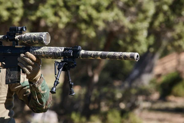 Sniper soldaat klaar om te schieten op het concept van target.Military. — Stockfoto