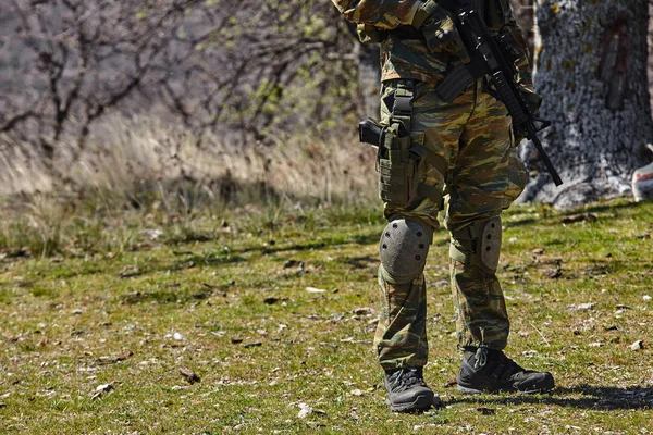 Gewapende soldaat klaar voor de strijd. Militair concept. — Stockfoto