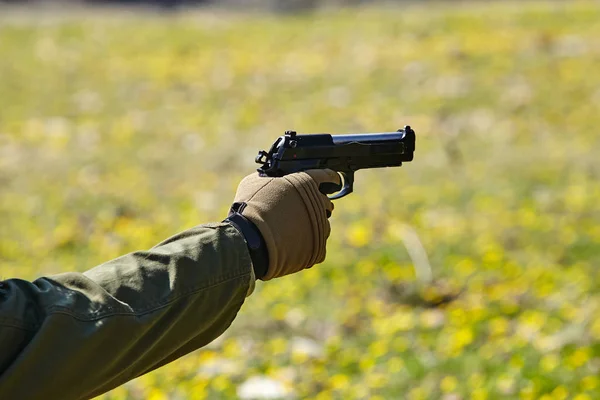 Soldier's hand punten met een pistool. Militair concept. — Stockfoto