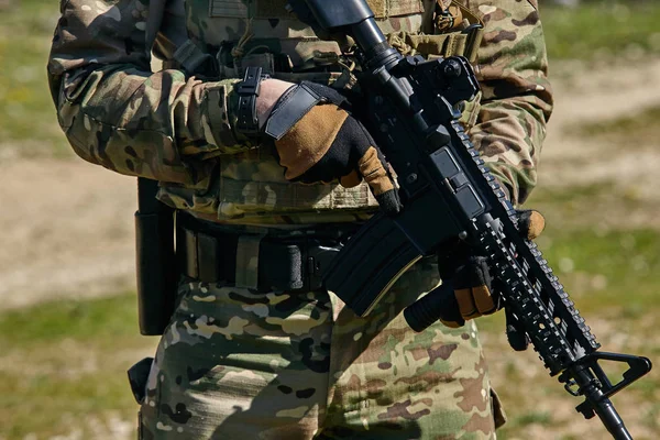 Gewapende soldaat klaar voor de strijd. Militair concept. — Stockfoto