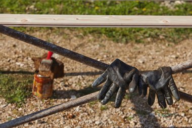 Kullanılmış iş eldivenleri ve boya fırçası. İnşaat konsepti.