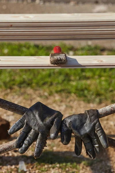 Kullanılmış iş eldivenleri ve boya fırçası. İnşaat konsepti.