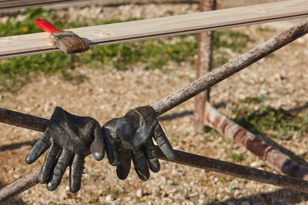 Kullanılmış iş eldivenleri ve boya fırçası. İnşaat konsepti.