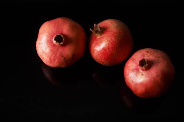 Nar meyve siyah arka plan üzerine.