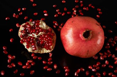 Nar meyve siyah arka plan üzerine.